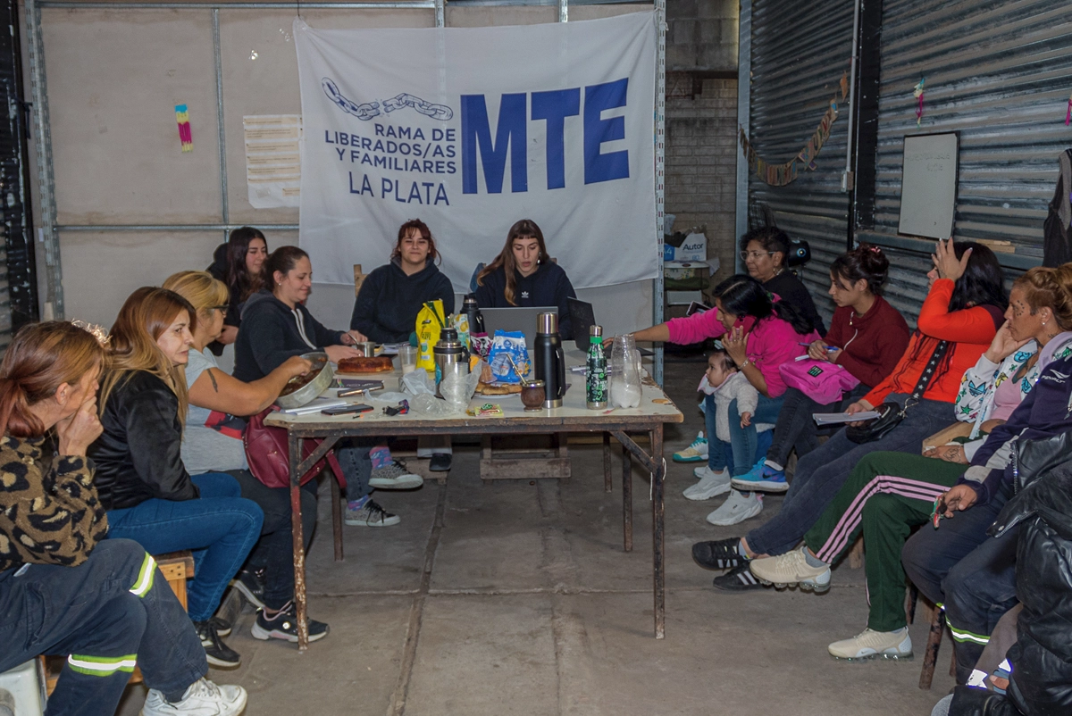 Taller para mujeres en prisión domiciliaria y liberadas organizado por el Movimiento de Trabajadores Excluidos en La Plata, Argentina. Mayo 2026. ©Patricio A. Cabezas.